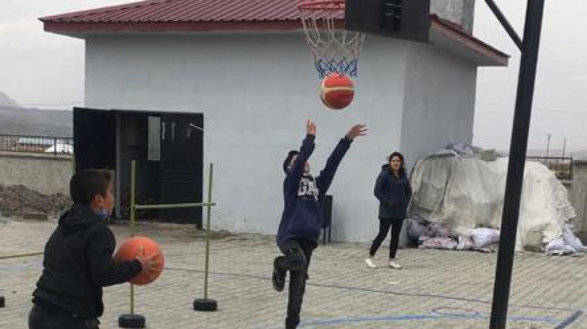 Adilcevaz Halk Eğitim Müdürlüğünün açmış Olduğu Hafta Sonu Basketbol Kursları Yoğun İlgiyle devam ediyor
